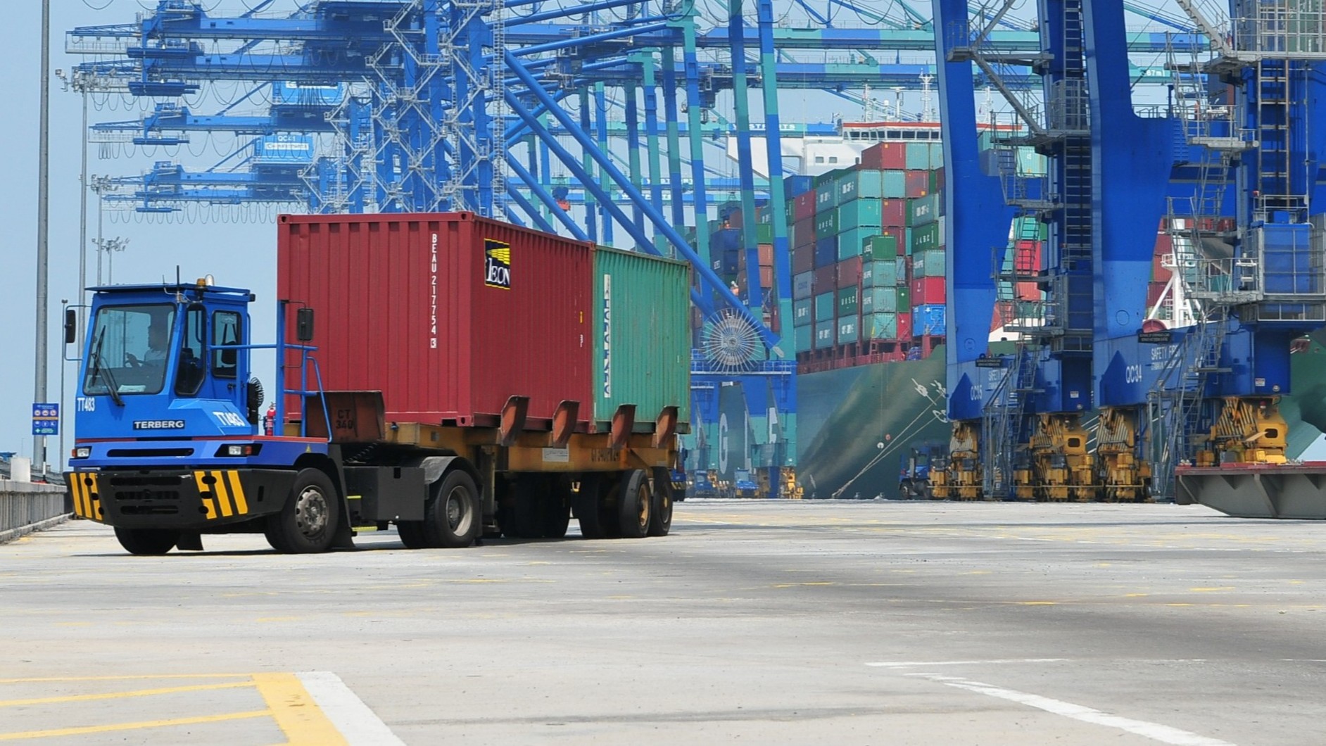 How Tractor Trailers Move Big Loads Easily